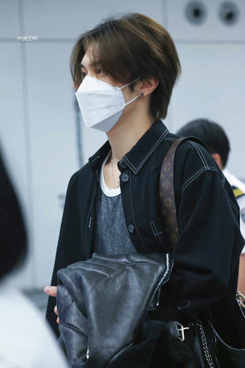 250103 HKG 🛬

#Hendery #黄冠亨 #헨드리 
#WayV #威神V #웨이션브이