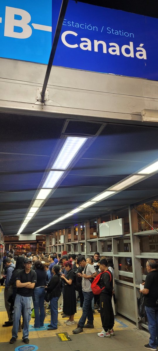 daniel_bum's tweet photo. @ATU_GobPeru peor servicio cada día. Estación Canadá full, porque a algún iluminado se le ocurrió que la ruta B no llegue a Chorrillos @Rotafono2_0 @canalN_ @atv_noticias @elcomercio_peru @larepublica_pe https://t.co/0fcgGl255s