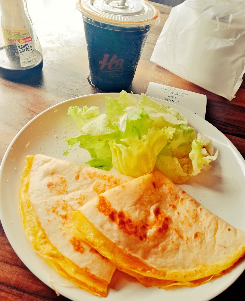 Emelbenedict's tweet photo. Walked into @hibreadkopitiam ordered my breakfast, and then realized... it’s cash-only, and I’m cashless. Shoutout to the gentlemen next to me who saved me from washing dishes! God bless you, kind stranger. *P.S. Don’t worry, I’ve paid you back, no free breakfast forever! 😆 https://t.co/9l980JS0WV