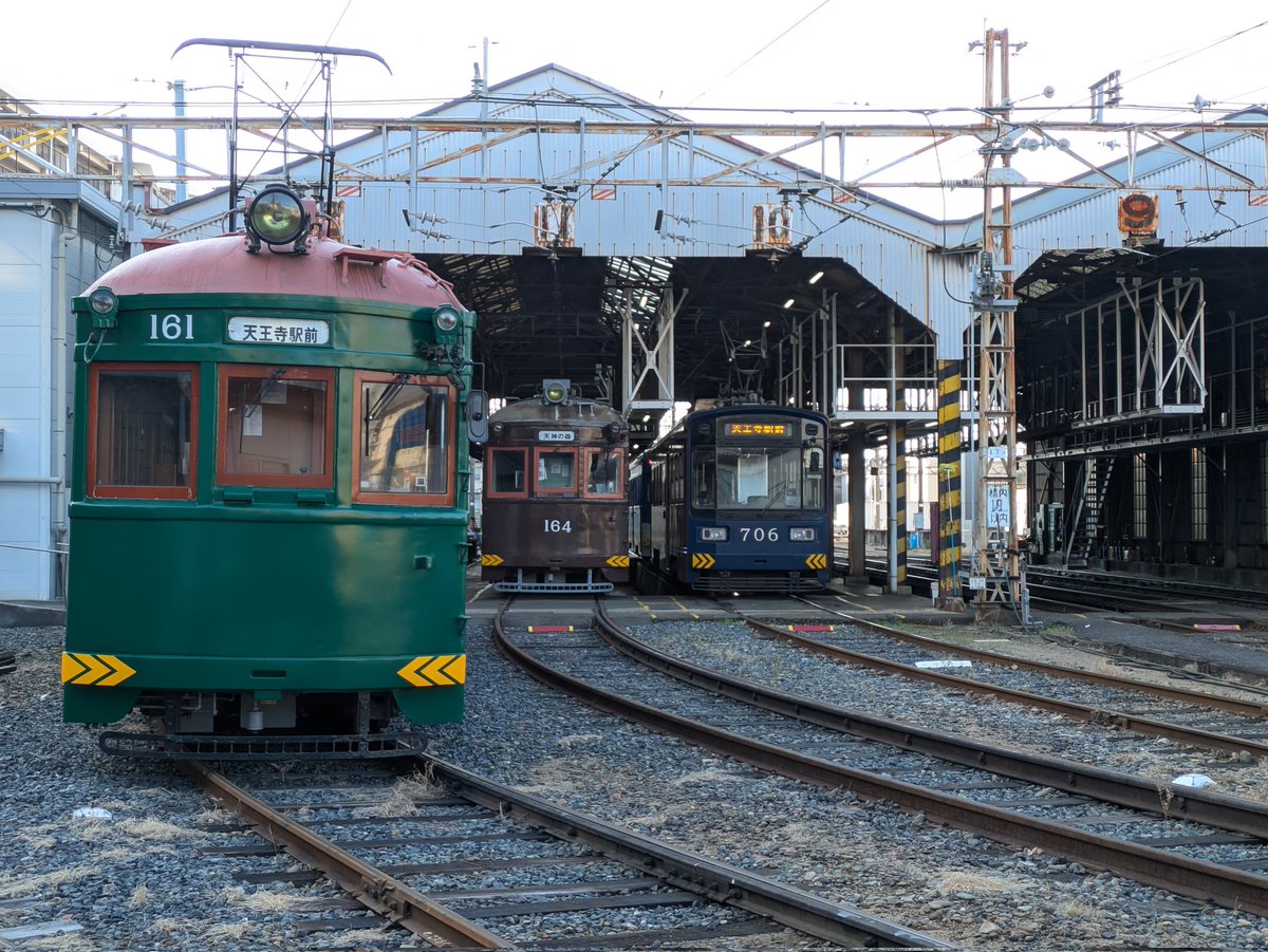 hankai_official's tweet photo. 【　2025年1月3日　我孫子道車庫　】

今日も良い天気になりました☀️
お正月からお仕事の皆さん、お疲れ様です🎶

車庫では、モ161型2両も電源は入っていました🚋
今日も出番はあるかもしれません✨

初詣やお買い物でのご利用を、きょうもお待ちしています💫

#阪堺電車 https://t.co/YC1nAMamsl