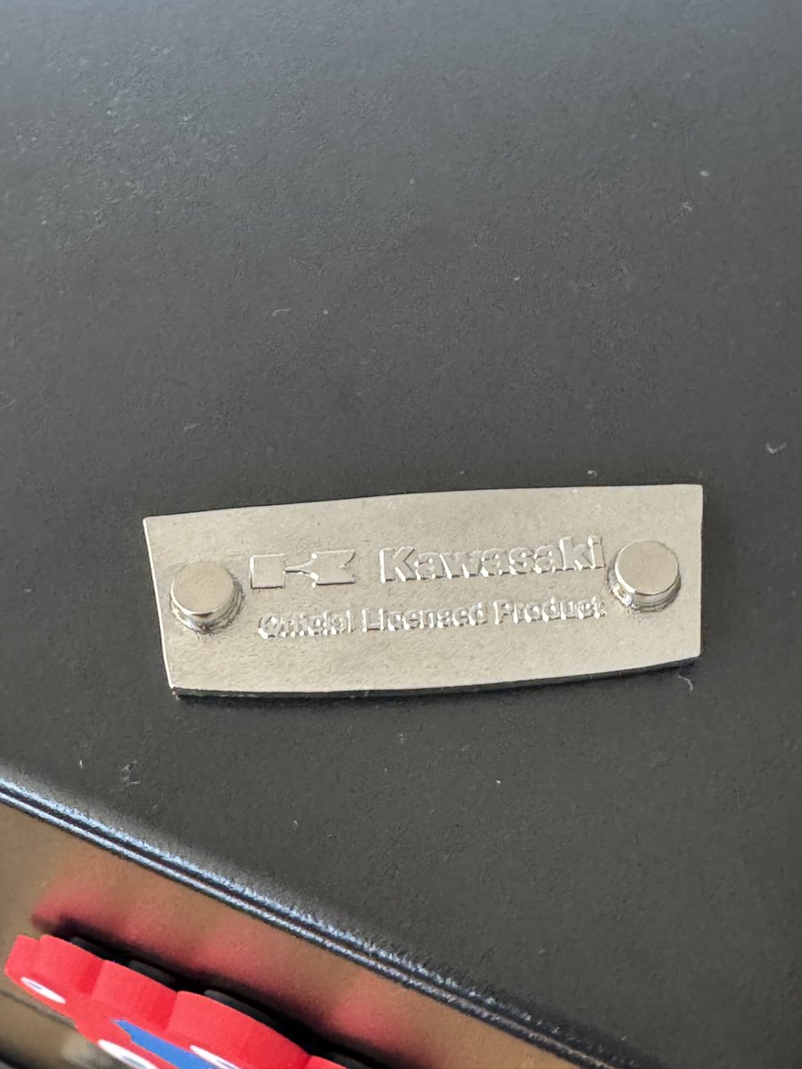 川崎車輛の銘板キーホルダー、せっかくならば妻面の隅っこに添えるようにしたいと思い、リング取付部をルーターで削り、裏にネオジム磁石を接着し、マグネットパネルのようにしてみました。これよ、これ