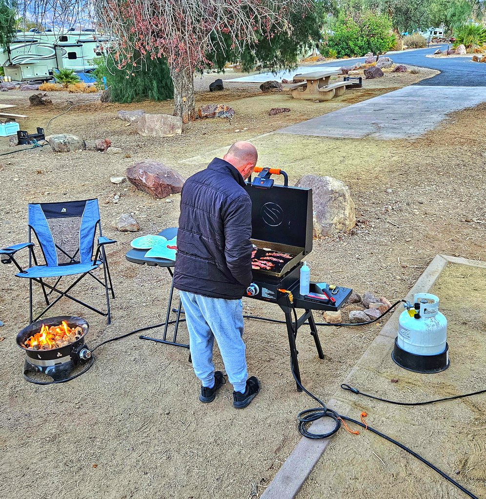 RemakingMonica's tweet photo. The love of my life cooking bacon & burgers on the @BlackstoneGrid, classic rock on the radio, and a Golden Hour photo of Lake Mead, Nevada.
What a way to start the new year. So grateful. 🩷🙏
#CampingRocks https://t.co/PyCJFGcZbC
