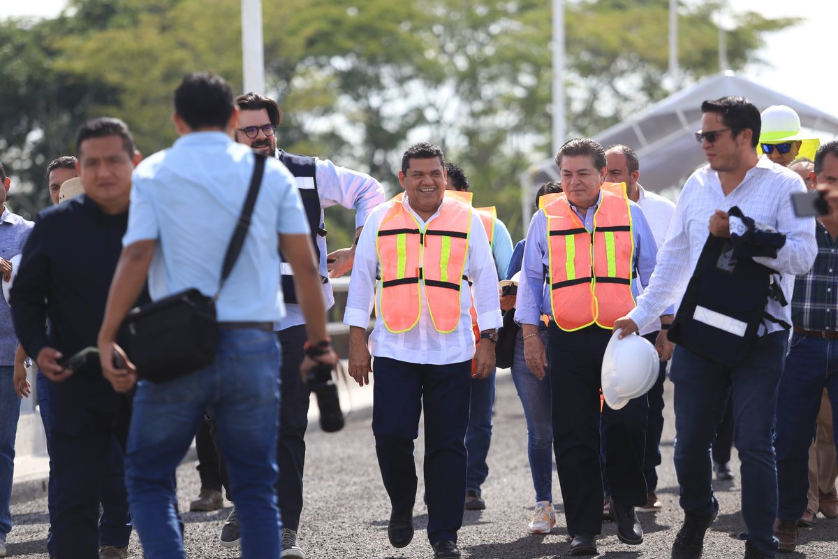 En Jalapa y Centro supervisamos obras carreteras que pronto van a empezar a beneficiar mucho al pueblo. 2025 será un buen año para todas y todos. Se construirán grandes obras y vamos a mejorar las vías de comunicación y servicios para que nadie se quede atrás ni nadie se quede a