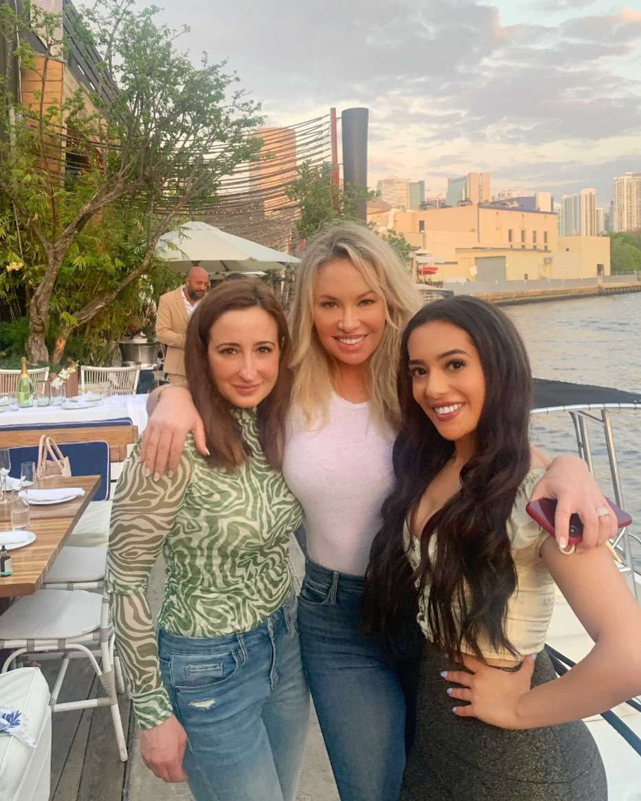 Here is to women supporting women. ❤

Tag a woman you're grateful for below!