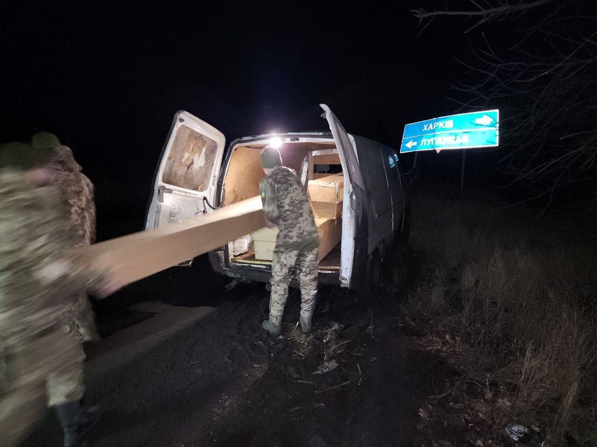 defendukraini's tweet photo. 1/1/2025 Happy New Year 🥳 reality in eastern Ukraine
🇨🇦❤️🇺🇦 
Our field stretchers from Vancouver, Canada
transferred to 
Medics with16th separate artillery brigade 

Kudos: Ukraine In Armor
our logistics partners💪👍👊

Container 15 #ProjectValkyrie https://t.co/6DUlkYJkSp