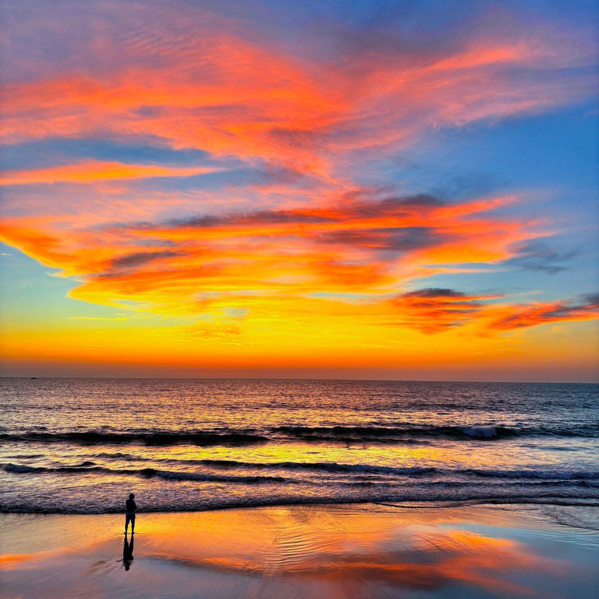 Embracing the mesmerizing charm of the yestarday´s sunset in #Mazatlan and the first sunset of the year! We love this magical hour! #ElCidExperience ✨