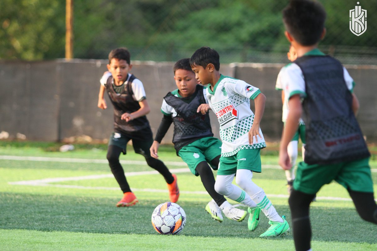 KertehFC's tweet photo. Main bola kena feel, bola SELECT memang bagi vibe best gila! ⚽💥
#selectball https://t.co/m3RieScEP4