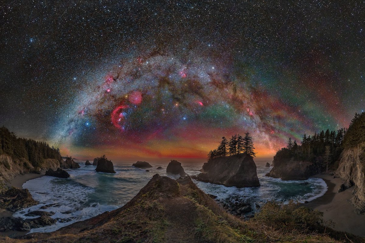 InisErenn's tweet image. He makes his way up the stairs, to the source, like Neo, 
To the Watcher.
The watcher on the Wall.
The Architect with his 🖊️ 
Turning the Reel of the Matrix.
#matrixdecoded