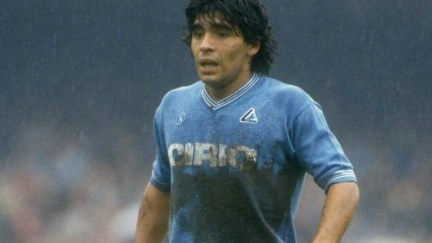 altieribruno's tweet photo. 25 de enero de 1985. Acerra. Un pueblo a 20 kms de Nápoles. Diego Maradona es una estrella del fútbol mundial.

Como en Fiorito, sumerge sus piernas en el barro. Desafía una vez más al poder de turno.

Se rebela como lo que es: un ídolo popular.

La voz de los que no tienen voz.