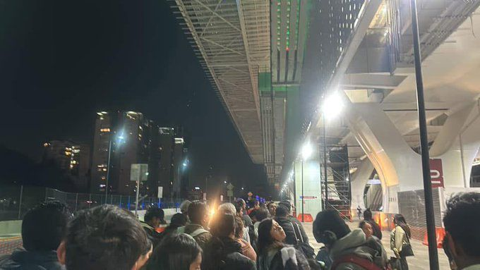 lasillarota's tweet photo. #ALMOMENTO | Se reportan fallas en el Tren Interurbano “El Insurgente” México-Toluca, donde los usuarios quedaron varados por más de 30 minutos debido a una falla eléctrica, entre las estaciones #Zinacantepec y #SantaFe 

📷 Especiales https://t.co/x4dRPG1vbc
