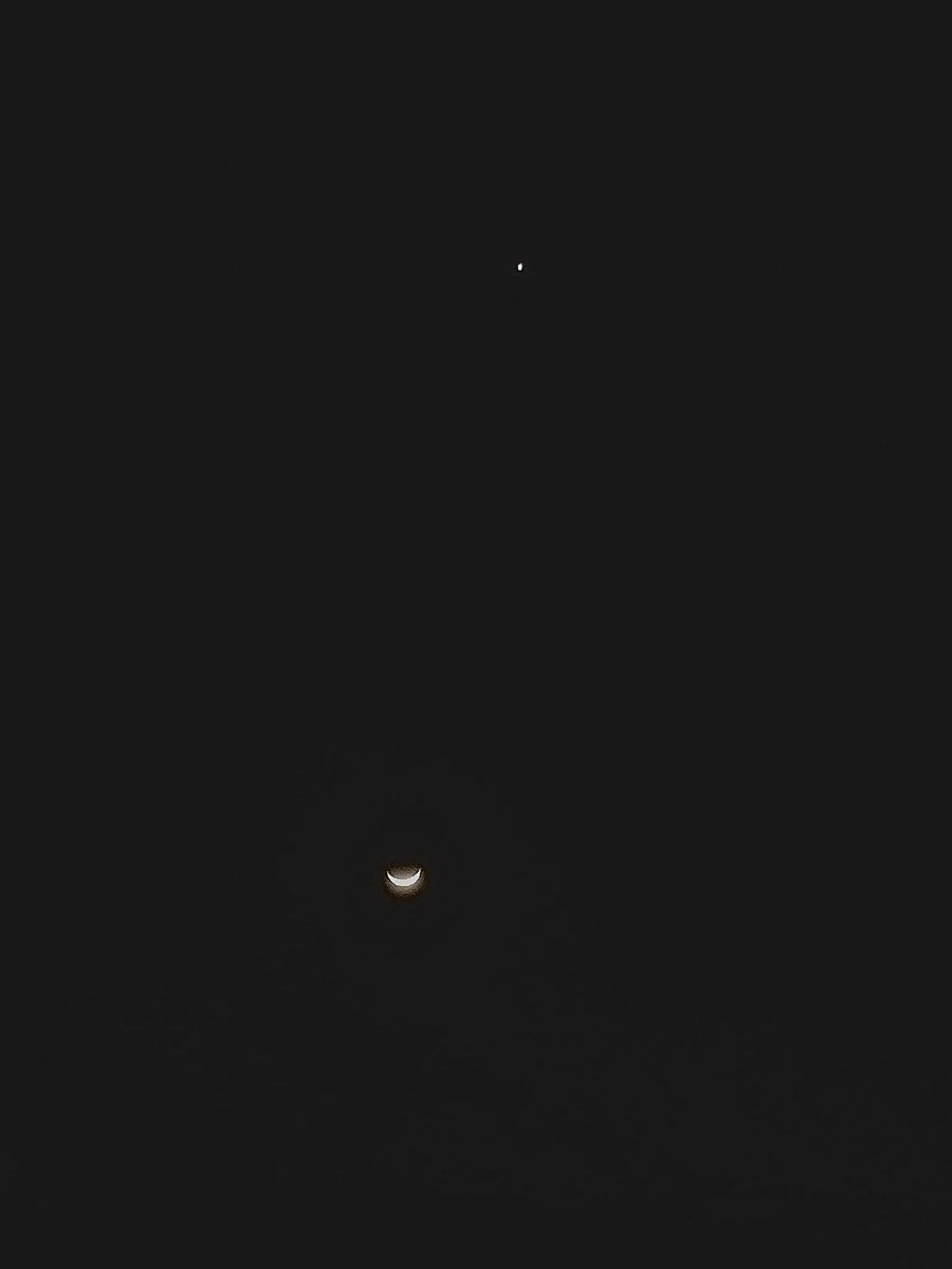 JosueMonak's tweet photo. La luna y Venus.

#luna #venus https://t.co/S9za5wtqcF