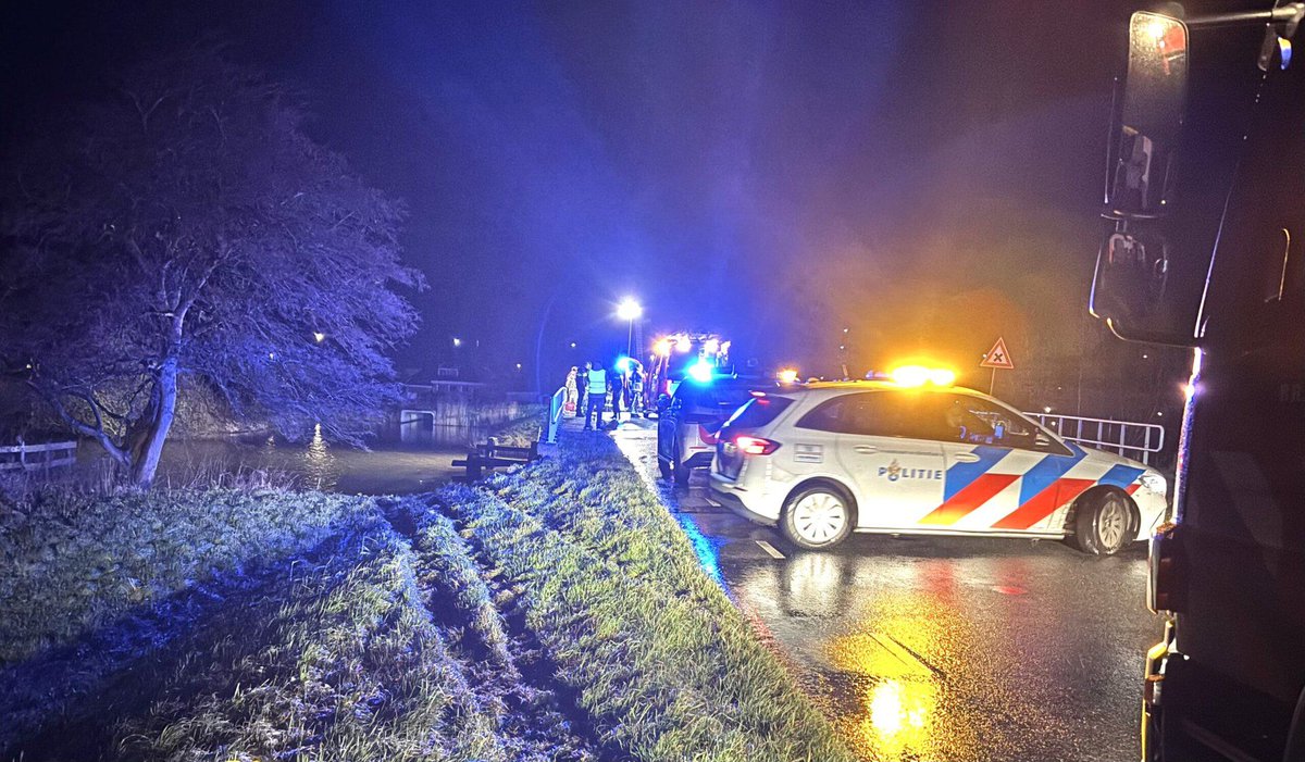 Automobilist te water in Wervershoof