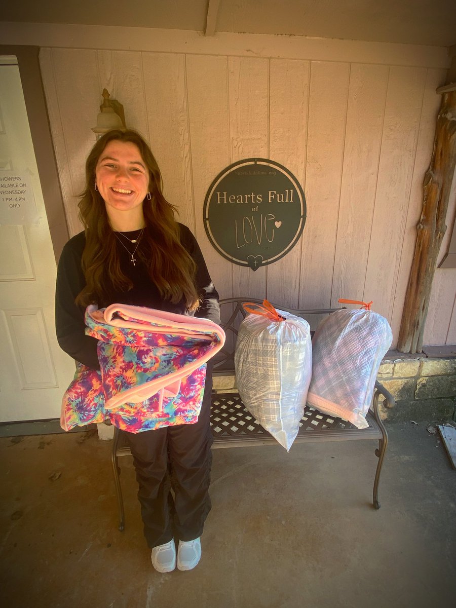 BryleeGray_2027's tweet photo. 5 years ago I started my own non-profit, Girls with GRACE (God’s Reaching Arms Cover Everyone). We have sewn and handed out about 500 blankets to the homeless!
10 more blankets going out today🫶🏻
Life is more than Softball
1 Peter 4:10❤️
#GirlswithGRACE #softballplayerscansewtoo https://t.co/btLclFNQkB