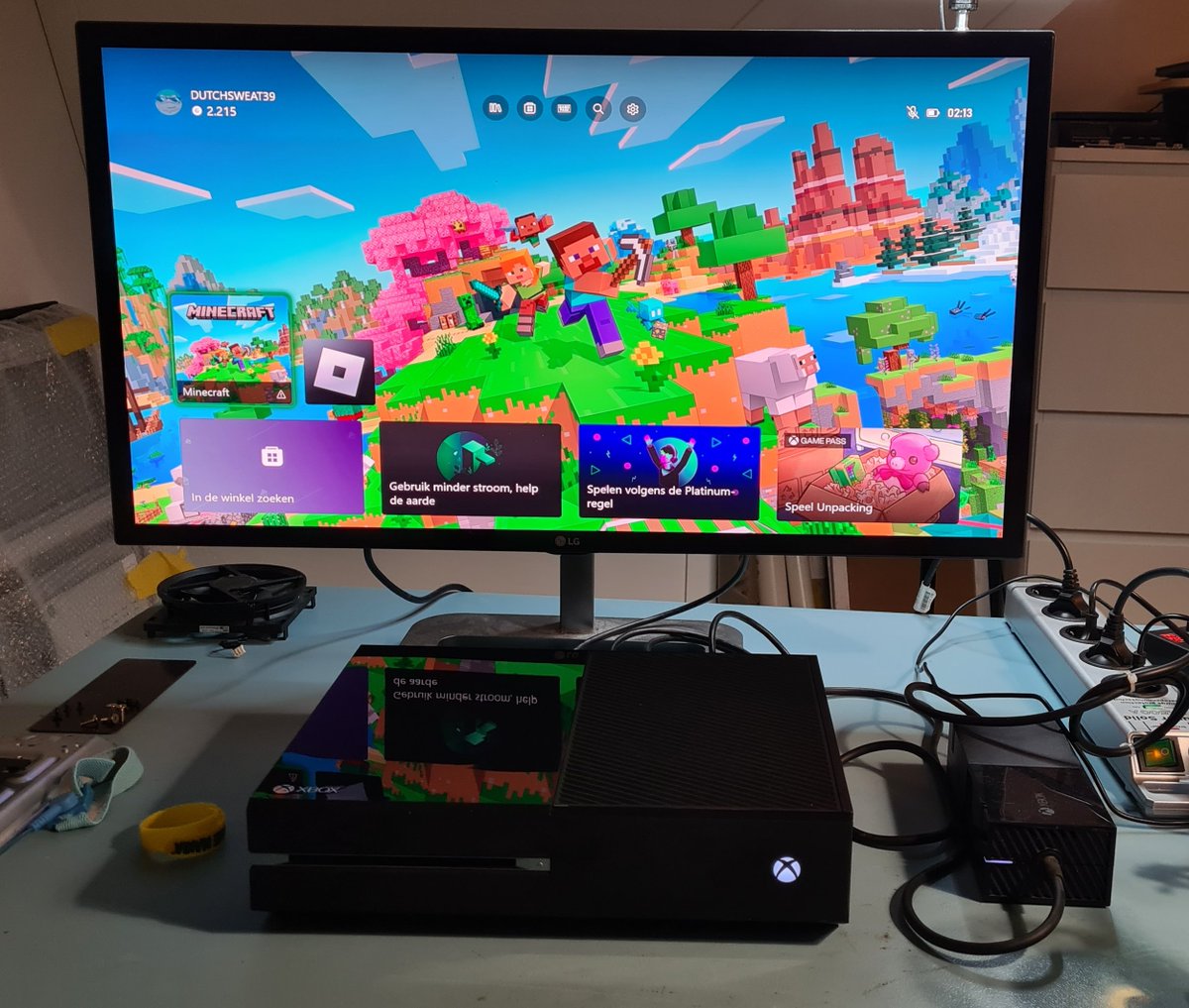 monitorkapot's tweet photo. In deze Xbox One (model 1540) zat een versleten fan die herrie maakte. Deze fan is vervangen en omdat het apparaat gedemonteerd moest worden is ook meteen de koelpasta bij de processor vervangen. De nieuwe fan is nauwelijks hoorbaar en ook de warmteafvoer is weer optimaal. #Xbox https://t.co/sFN7K2ykSZ