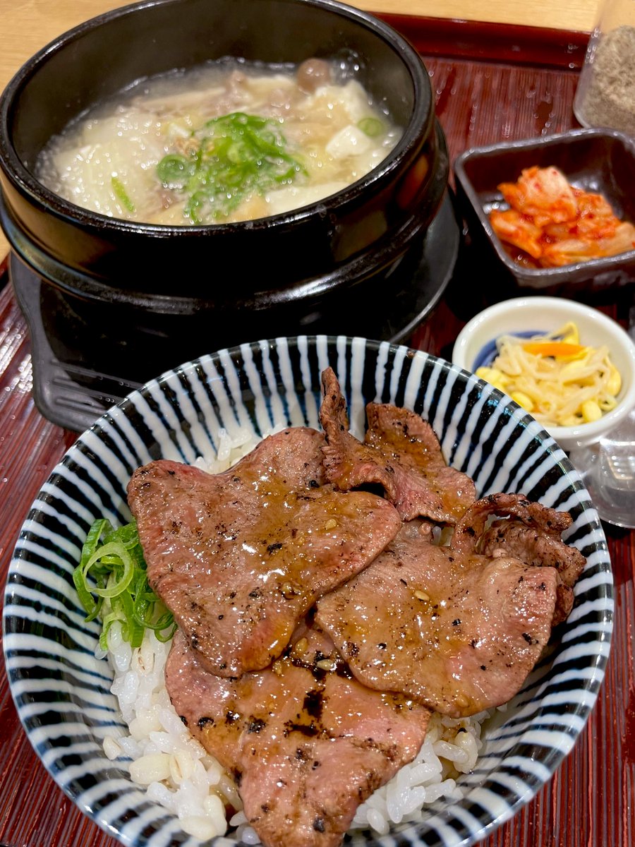 地獄の正月連勤最終日！
今日のランチは牛タンごはんと純豆腐🍚
では、明日からの連休楽しみにいただきます🙏
＃牛タン ＃純豆腐