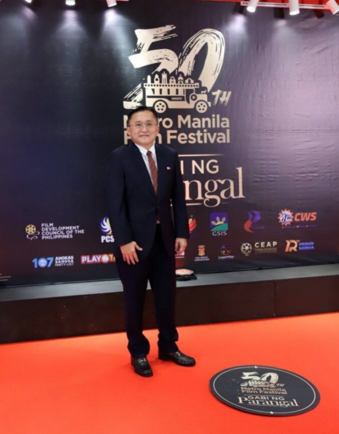 Gustung gustong manalo ulit kya wlang pnalampas na event. Ultimong MMFF na wla nman siyang papel doon ay bumalandra. Kakaumay na ang mukha ng taong ito. Baka isa din siyang Alice Guo na bigla na lang sumulpot at nag Top 1 pa gawa ni Digong.
WAG PO NATING IBOTO! Baka spy din yan‼️