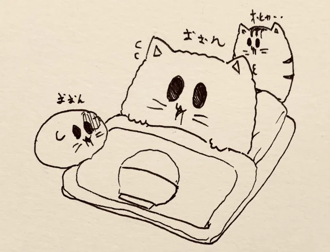 チビ達に起こされる休日のお父さん状態のもち猫さん🐱 