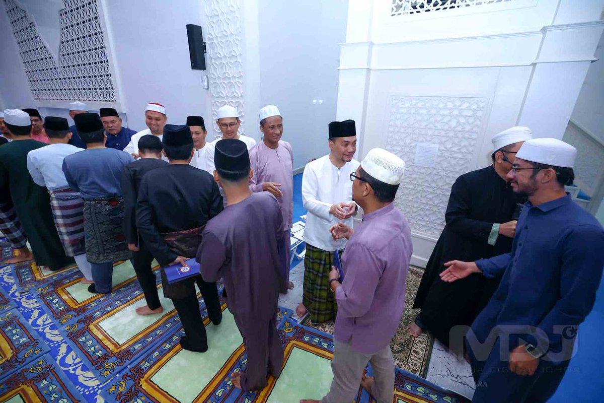 MediaDigitalJhr's tweet photo. #SemarakSubuh I JOHOR TERUS SUBURKAN SUBUH BERJEMAAH
Dalam Belanjawan Johor 2025, kerajaan negeri memperuntukkan RM2.8 juta untuk teruskan inisiatif Memperkukuh Tadbir Urus Syiar Islam di 56 DUN, yang dijalankan dua kali seminggu sepanjang tahun ini.
Hari ini, YAB Dato' Onn Hafiz Ghazi, Menteri Besar Johor, bersama kepimpinan negeri, menunaikan solat Subuh berjemaah di Masjid Kota Iskandar, Iskandar Puteri, sebagai sebahagian daripada Program Semarak Subuh 2025.
Turut hadir, YB Tan Sri Dato' Dr. Haji Azmi bin Rohani, Setiausaha Kerajaan Johor, dan pegawai kerajaan serta masyarakat setempat.