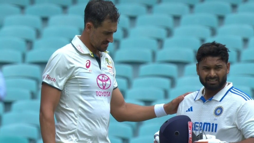 mufaddal_vohra's tweet photo. Mitchell Starc straightaway ran to check upon Rishabh Pant. ❤️👌 https://t.co/9sHXy1v8oI