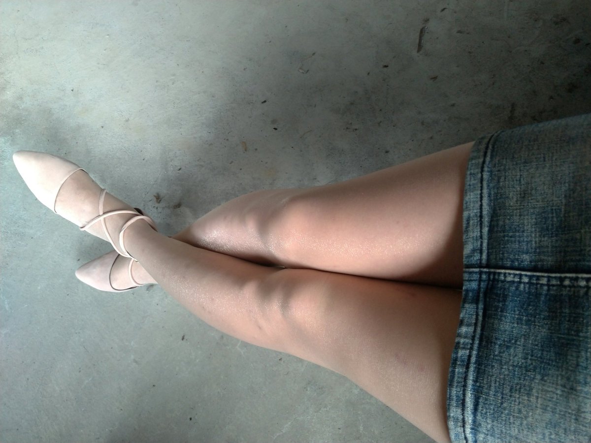 在拍拍
 都是腿照
#女裝子 
#絲襪控
#雙性戀