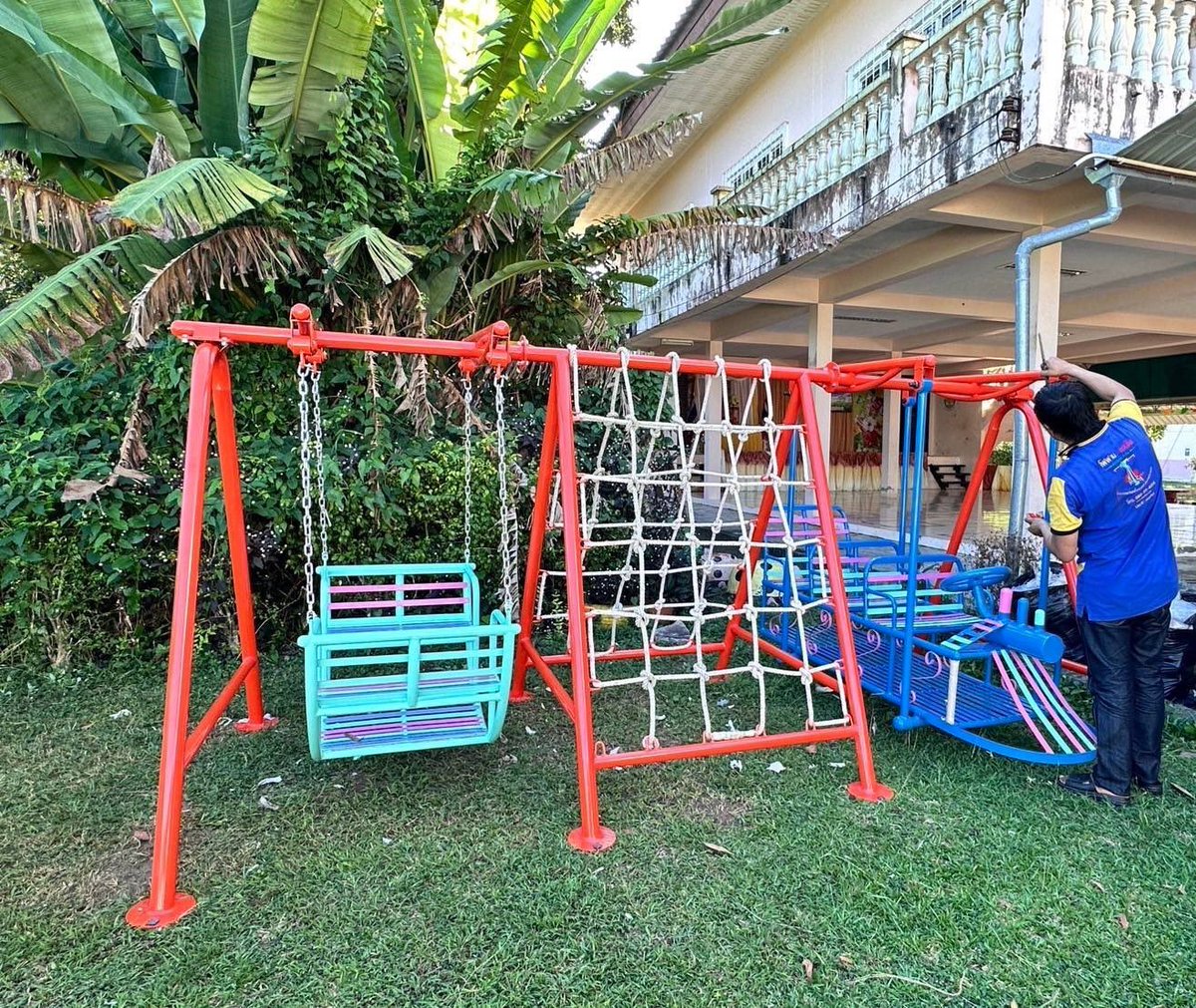 Thavisin's tweet image. เครื่องเล่นที่จากมูลนิธิเสริมกล้าของเราจัดซื้อให้เด็กๆ ตอนนี้ได้ส่งถึงโรงเรียนบ้านแหลมทราย จ.ภูเก็ตแล้วครับ คุณครูบอกว่าน้องๆดีใจมาก มาเล่นกันทั้งตอนพัก และตอนเลิกเรียนเลย 

ผมว่าตรงนี้ นอกจากเด็กๆจะได้ความสุข ความสนุกจากการเล่นเครื่องเล่น เขายังได้ฝึกการรอคอย และการแบ่งปันด้วย…