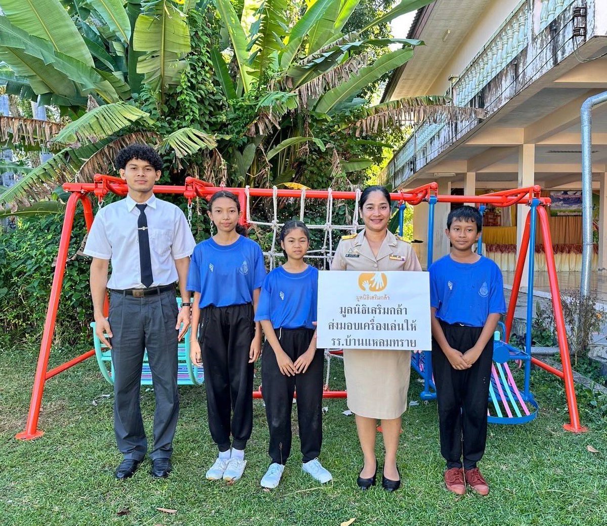 Thavisin's tweet image. เครื่องเล่นที่จากมูลนิธิเสริมกล้าของเราจัดซื้อให้เด็กๆ ตอนนี้ได้ส่งถึงโรงเรียนบ้านแหลมทราย จ.ภูเก็ตแล้วครับ คุณครูบอกว่าน้องๆดีใจมาก มาเล่นกันทั้งตอนพัก และตอนเลิกเรียนเลย 

ผมว่าตรงนี้ นอกจากเด็กๆจะได้ความสุข ความสนุกจากการเล่นเครื่องเล่น เขายังได้ฝึกการรอคอย และการแบ่งปันด้วย…