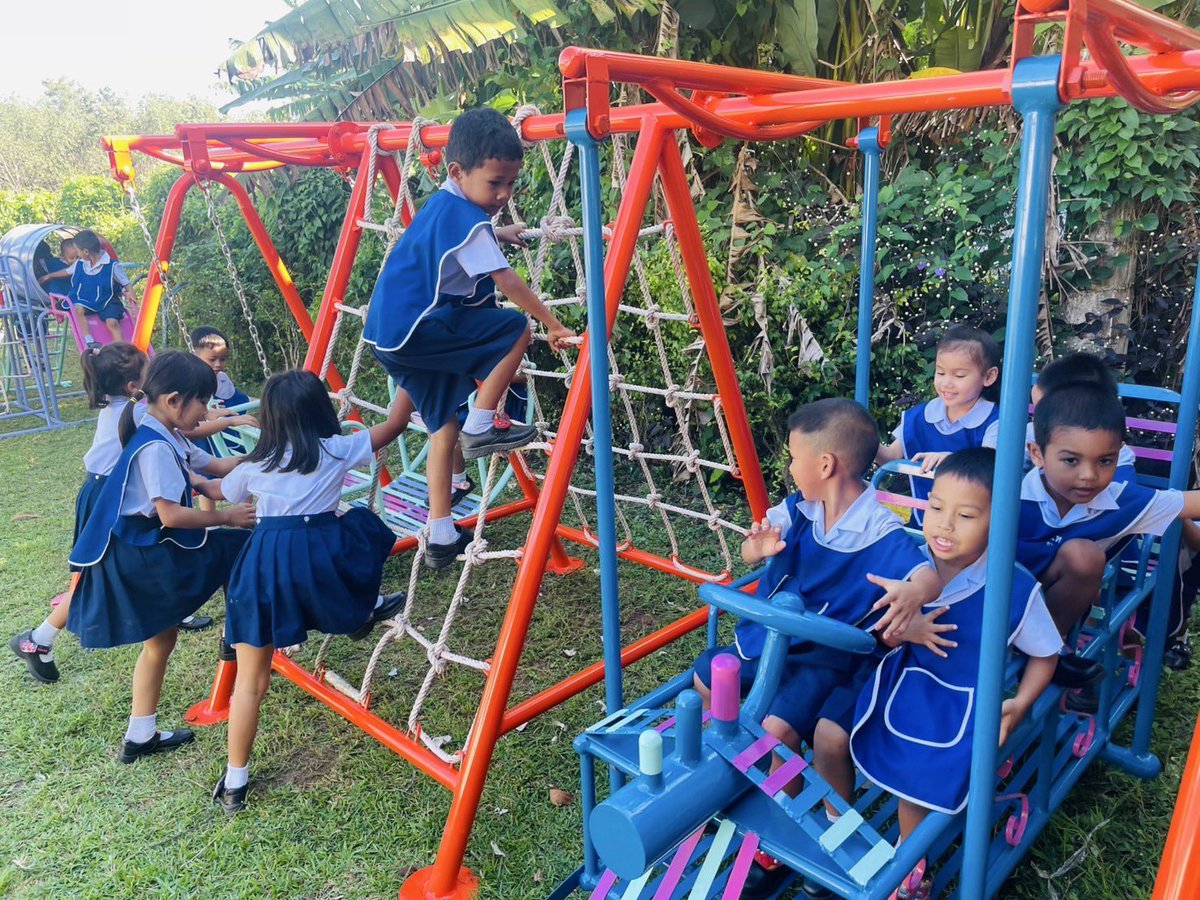 Thavisin's tweet image. เครื่องเล่นที่จากมูลนิธิเสริมกล้าของเราจัดซื้อให้เด็กๆ ตอนนี้ได้ส่งถึงโรงเรียนบ้านแหลมทราย จ.ภูเก็ตแล้วครับ คุณครูบอกว่าน้องๆดีใจมาก มาเล่นกันทั้งตอนพัก และตอนเลิกเรียนเลย 

ผมว่าตรงนี้ นอกจากเด็กๆจะได้ความสุข ความสนุกจากการเล่นเครื่องเล่น เขายังได้ฝึกการรอคอย และการแบ่งปันด้วย…