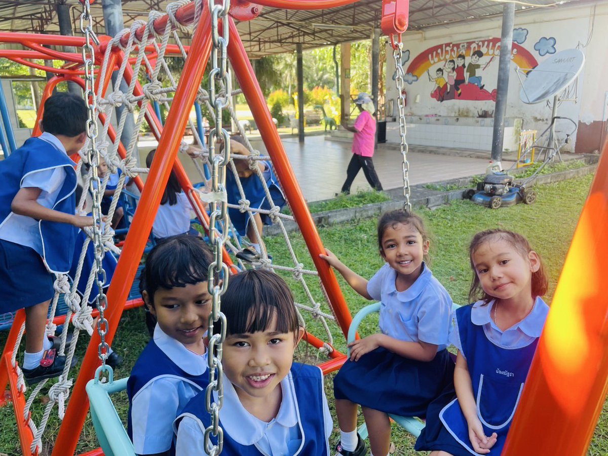 Thavisin's tweet image. เครื่องเล่นที่จากมูลนิธิเสริมกล้าของเราจัดซื้อให้เด็กๆ ตอนนี้ได้ส่งถึงโรงเรียนบ้านแหลมทราย จ.ภูเก็ตแล้วครับ คุณครูบอกว่าน้องๆดีใจมาก มาเล่นกันทั้งตอนพัก และตอนเลิกเรียนเลย 

ผมว่าตรงนี้ นอกจากเด็กๆจะได้ความสุข ความสนุกจากการเล่นเครื่องเล่น เขายังได้ฝึกการรอคอย และการแบ่งปันด้วย…