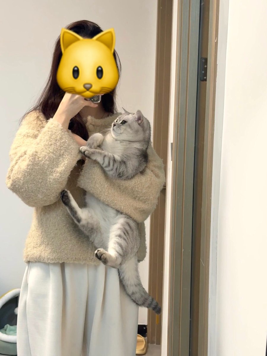 片手で子猫を抱きしめるのはちょっと難しくて、やんちゃなん笑