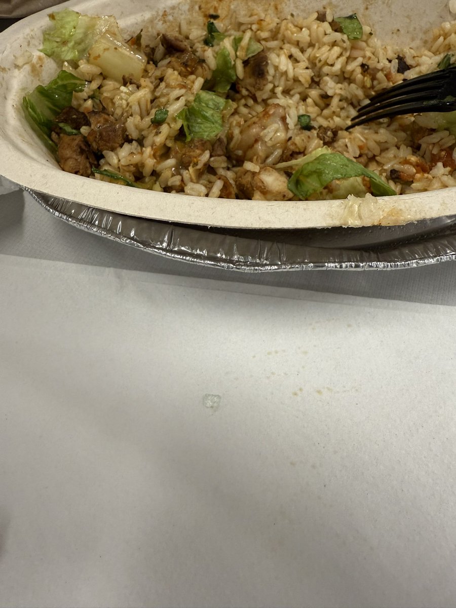 _Kstackss's tweet photo. @ChipotleTweets ain’t no way 🤮🤮 how?? Glass https://t.co/6f2HHYxriK