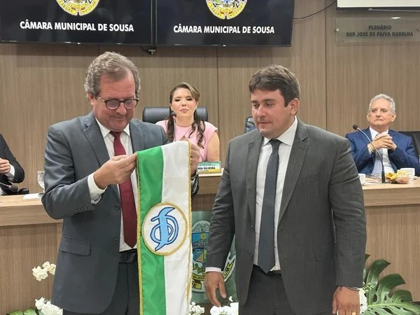 Helder e Zé Célio são empossados em Sousa; Tyrone se emociona ao entregar faixa conexaopb.com.br/noticias.php?i…