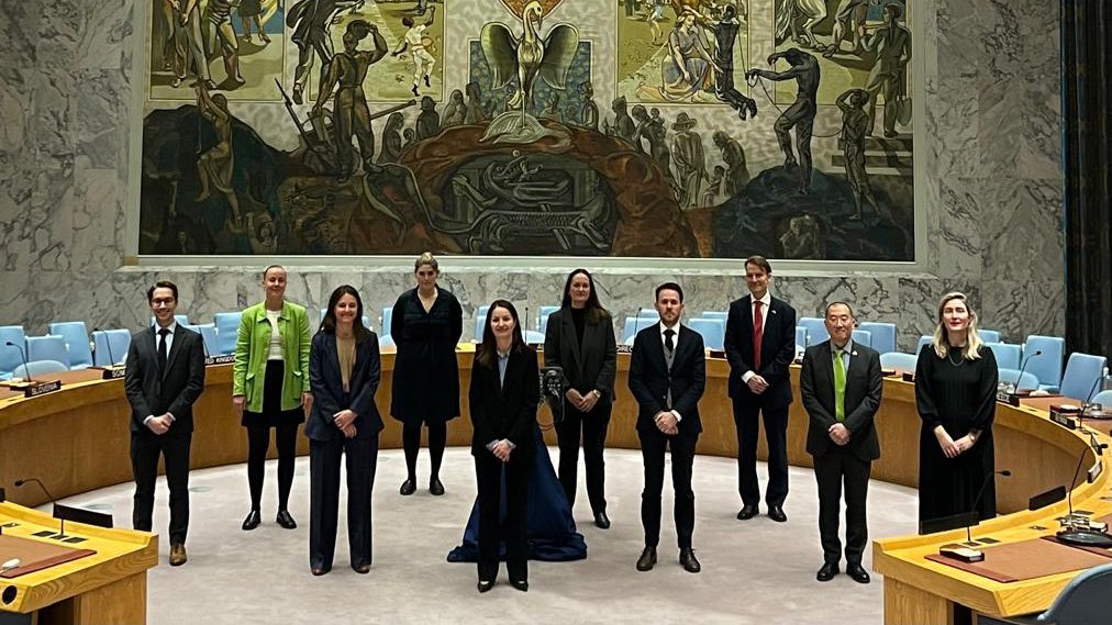 CMarkusLassen's tweet image. Today marked the first day of Denmark’s term on the #UN Security Council! We were honoured to raise 🇩🇰 in front of the SC chamber and look forward to serving together with the other newly elected members 🇬🇷 🇵🇦 🇸🇴 🇵🇰 ! Team Denmark is ready! 🇩🇰 🇺🇳