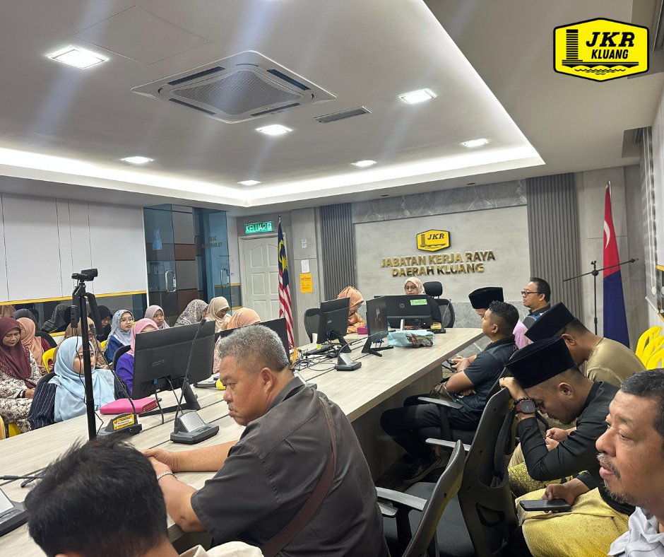 JKRKluang's tweet photo. Semua Warga JKR Daerah Kluang menyambut Minggu Pertama Januari 2025 dengan Bacaan Ayat Suci Alquran, Bacaan Surah Al-Kahfi dan seterusnya bersama-bersama Mendengar Amanat Yang Amat Berhormat Perdana Menteri Malaysia DATO' SERI ANWAR BIN IBRAHIM https://t.co/G8zhc1Lz6N
