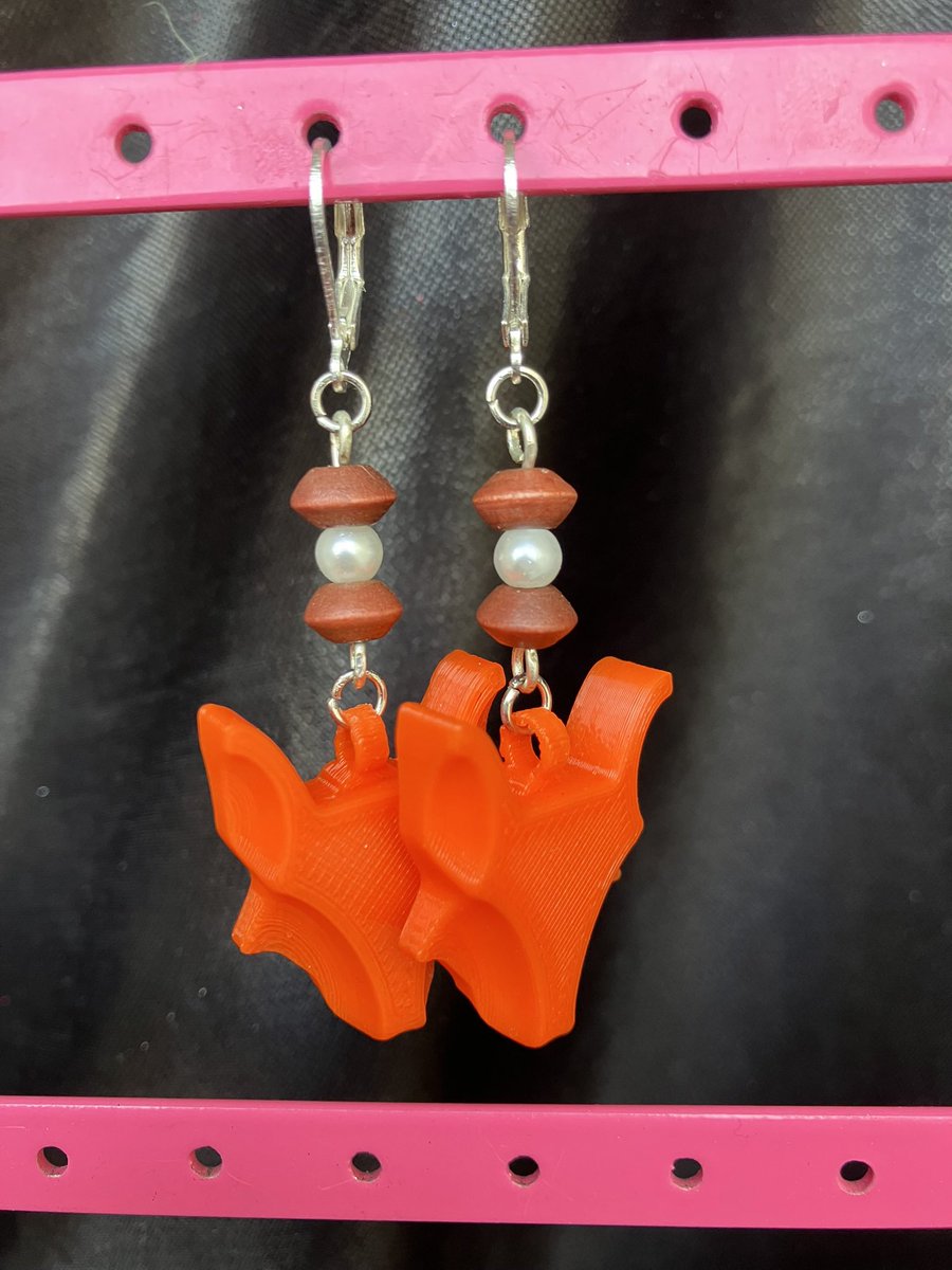 voxespopuli's tweet image. Just did a big ol’ restock on my Etsy! Lots of fun new jewelry, and my poetry zine is also still available. Check it out, sales would be really appreciated rn as work has been exceptionally slow!

genderrogueart.etsy.com

#NativeOwned #Jewelry #ShopSmall