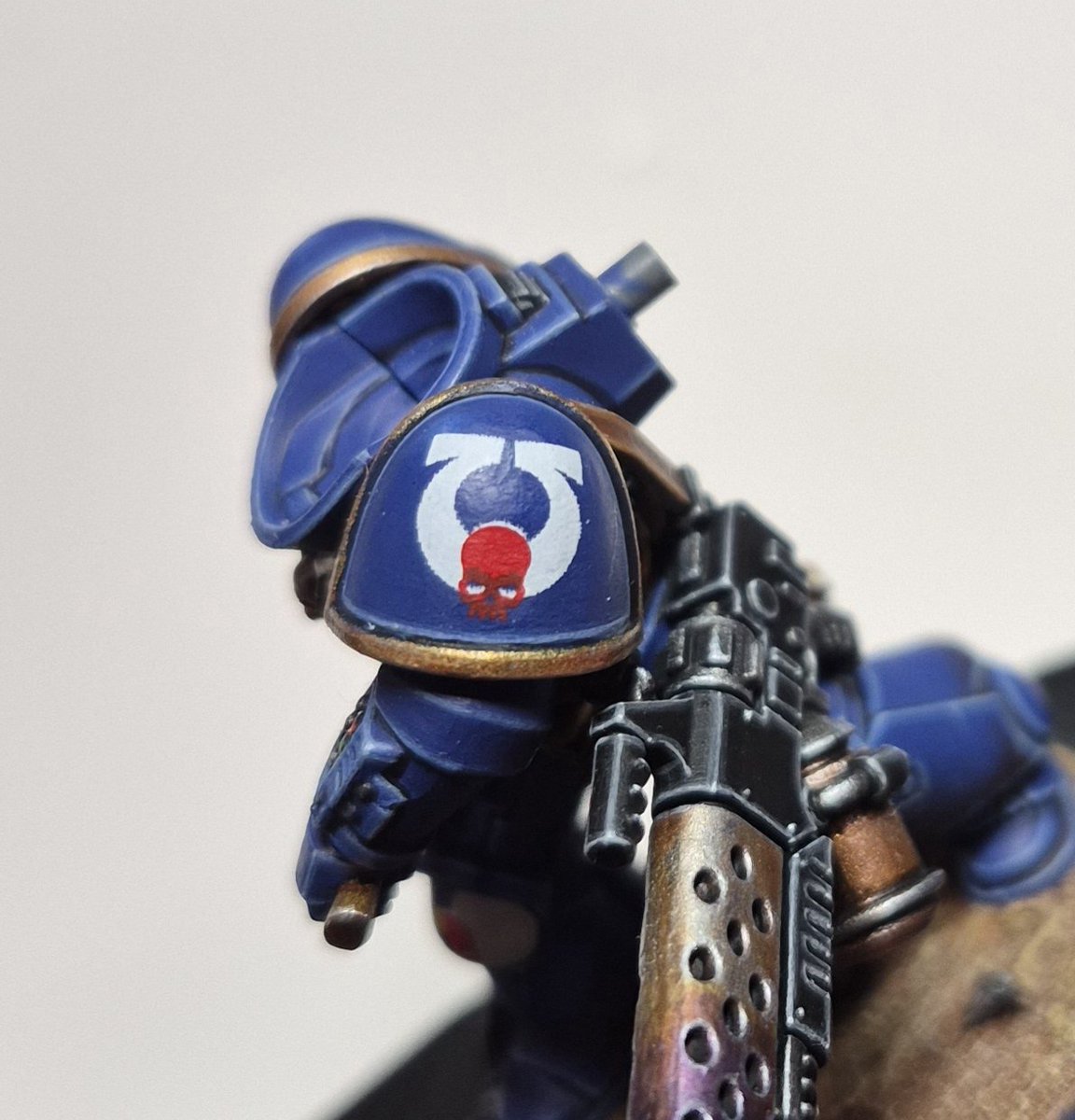 Tiny update. Applied the transfers before I paint the remaining bits. The transfers have some pixelation and the sergeant badge has a print-slip. Going to need some paint-over to pretty them up and blend them in.  #paintingwarhammer #WarhammerCommunity #Warhammer40k #ultramarines
