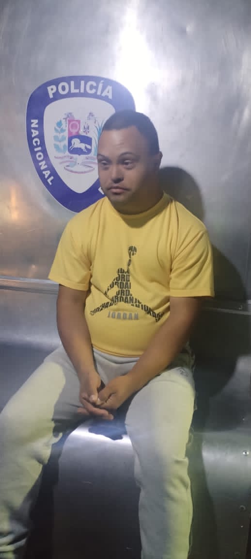 Este joven dice llamarse Victor, se encuentra en Redoma Ruiz Pineda UD7 Caricuao. Puesto Comando Policía Nacional Bolivariana. PNB.
Ayudemos a ubicar a sus familiares! SERVICIO PÚBLICO <a href="/PNBVzla/">Cuerpo de Policía Nacional Bolivariana.</a>