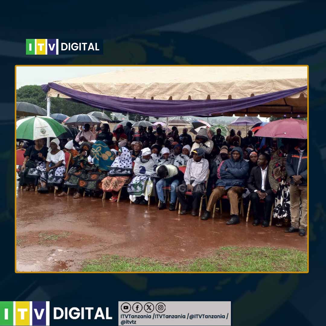 ITVTANZANIA's tweet photo. #HABARI: Zoezi la kuaga miili ya watu sita waliofariki katika ajali ya gari iliyotokea katika Kijiji cha Chunya wilayani Mbinga baada ya gari aina ya Prado kuwaka moto linafanyika leo katika uwanja wa michezo wa Wilaya ya Mbinga mkoani Ruvuma. https://t.co/qFiHYxGEKi