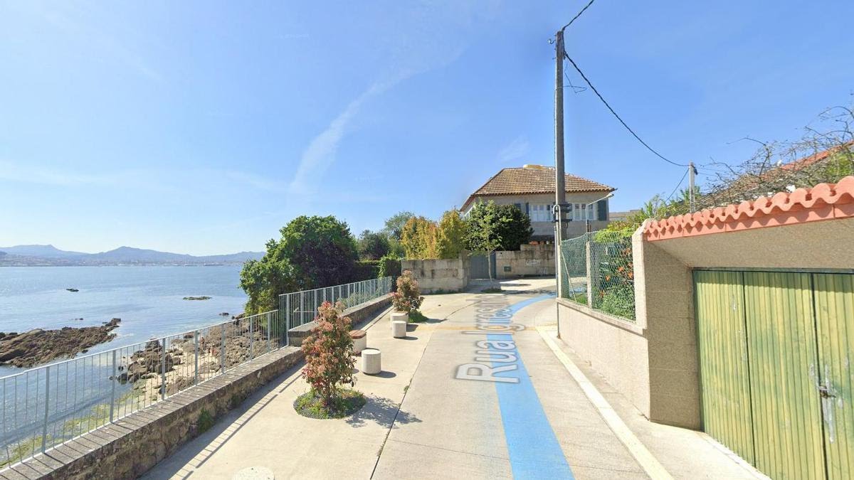 FonsiLoaiza's tweet photo. Eva Cárdenas, pareja de Feijóo del PP, tiene un casoplón en la playa de O Con de Moaña (Pontevedra). Ha sido denunciada por infracción urbanísticas y medioambiental. Dentro del cierre levantado a su alrededor se han apropiado de terrenos públicos que dan acceso directo a la playa https://t.co/56IH3WyTfF