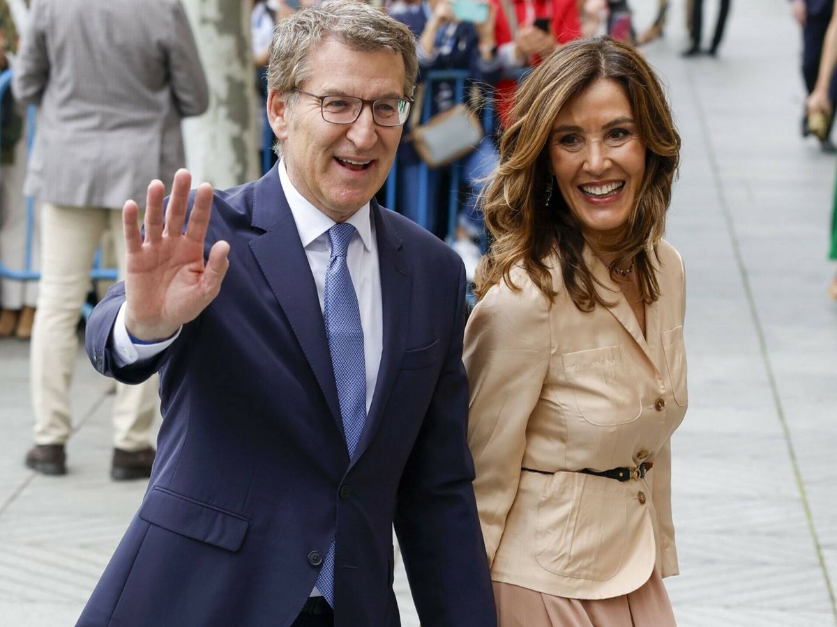 FonsiLoaiza's tweet photo. Eva Cárdenas, pareja de Feijóo del PP, tiene un casoplón en la playa de O Con de Moaña (Pontevedra). Ha sido denunciada por infracción urbanísticas y medioambiental. Dentro del cierre levantado a su alrededor se han apropiado de terrenos públicos que dan acceso directo a la playa https://t.co/56IH3WyTfF