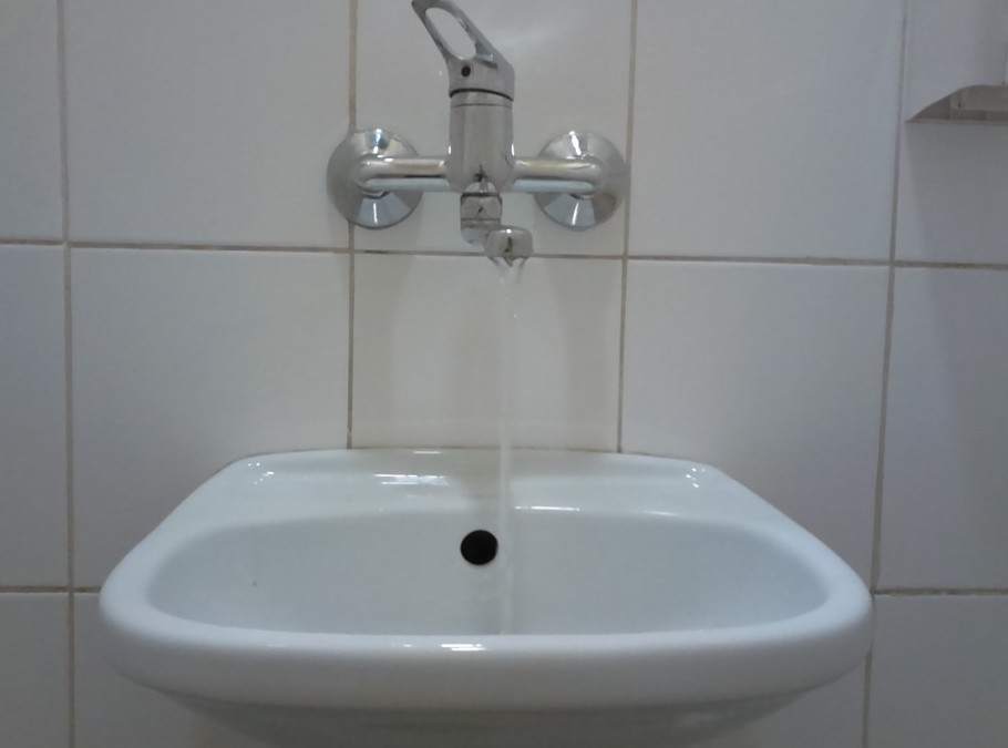 Awaria wody w Katowicach. Trwa usuwanie usterki #Katowice infokatowice.pl/2025/01/03/awa…