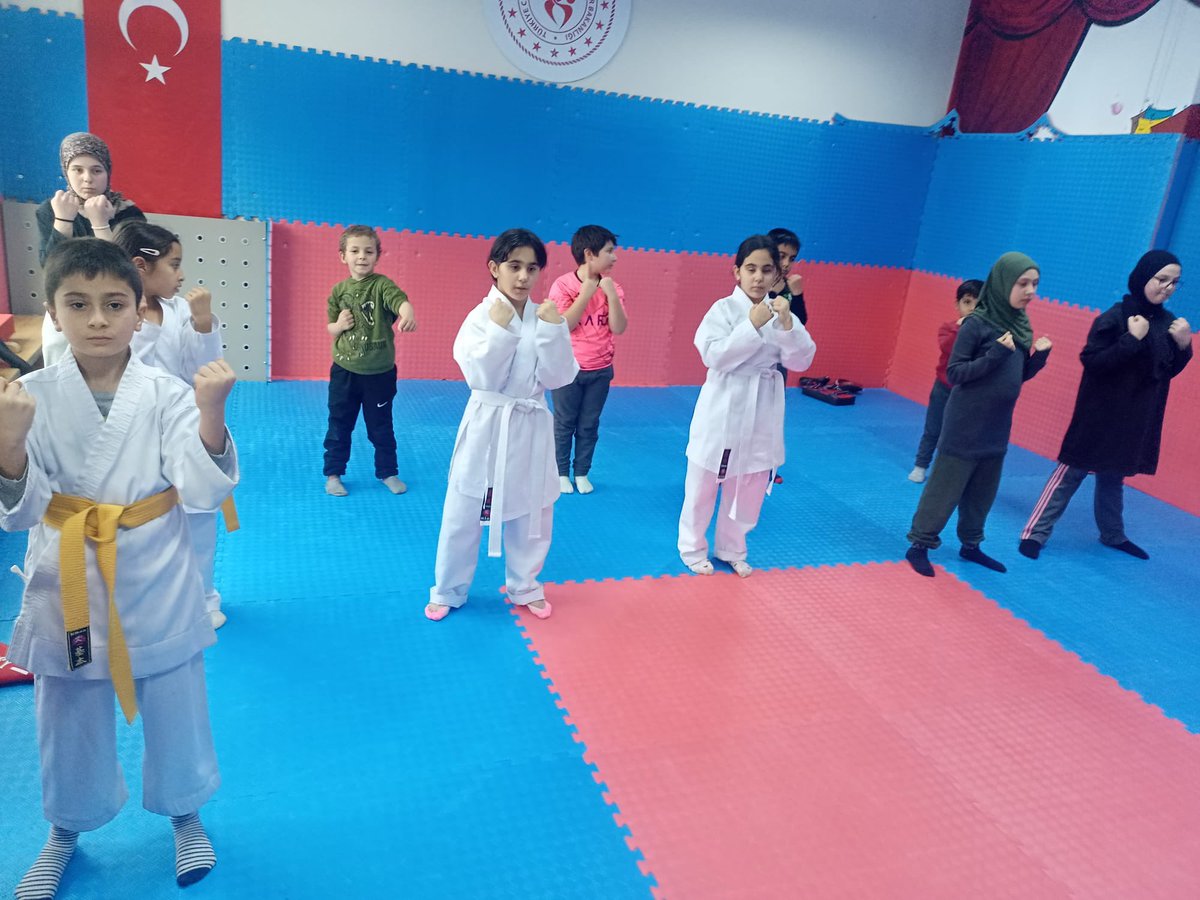 Gsb_MenderesGM's tweet image. Her hareket bir adım, her tekme bir hedef… 🥋💪

“Karate, sadece bir dövüş sanatı değil, aynı zamanda ruhu eğitmek, bedeni güçlendirmektir

#Karate #Disiplin #Azim”

#GSBMenderesGençlikMerkezi
@OA_BAK 
@gencliksporbak
