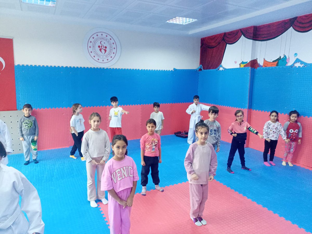 Gsb_MenderesGM's tweet image. Her hareket bir adım, her tekme bir hedef… 🥋💪

“Karate, sadece bir dövüş sanatı değil, aynı zamanda ruhu eğitmek, bedeni güçlendirmektir

#Karate #Disiplin #Azim”

#GSBMenderesGençlikMerkezi
@OA_BAK 
@gencliksporbak
