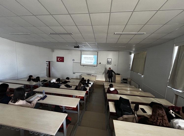 KariyerTrakya's tweet photo. 💫Kariyer Sınavları Farkındalık Etkinliği 16 Aralık 2024 Pazartesi günü İktisadi ve İdari Bilimler Fakültesi’nde gerçekleştirildi. 

Etkinlikte Kariyer Merkezi Müdürümüz Doç. Dr. Raşit Gültekin; kamuda kariyer açısından önemli olan sınavlar hakkında bilgi paylaştı. https://t.co/C3r9M42c3x