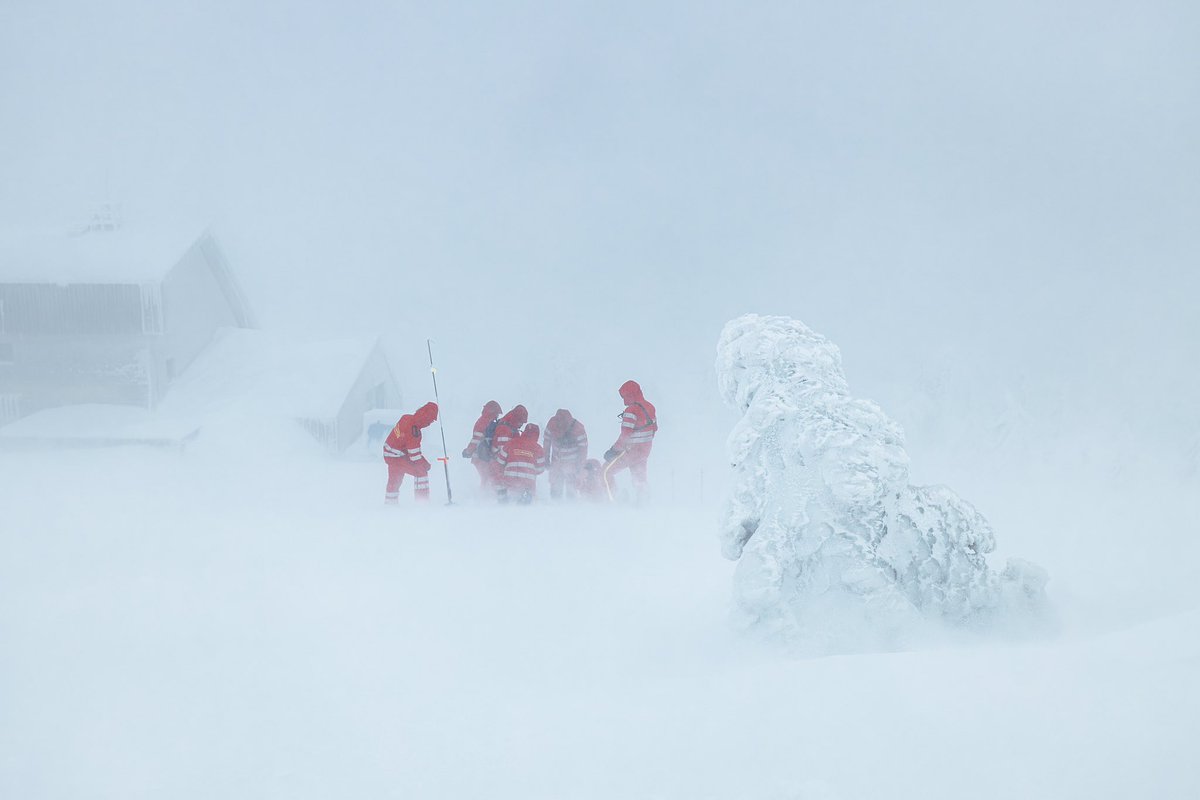 Jedna z mých nejoblíbenějších záchrankových fotek, které jsem minulý rok udělal. A také to je lednová fotka kalendáře <a href="/zzskhk/">ZZS KHK</a> pro rok 2025. Vznikla při výběrovém řízení na záchranáře LZS. Adepti prošli tvrdou zkouškou resuscitace pacienta zavaleného lavinou.