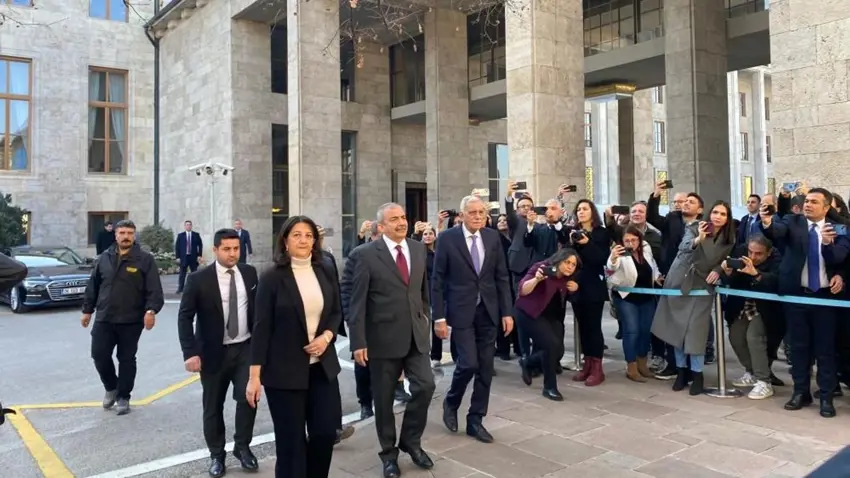 DEM Parti heyetinin DSG ile de görüşmesi ihtimali üzerinde duruluyor. 
Eğer böyle bir şey varsa, DSG'ye, "ABD ve İsrail'e güvenmeyin" mesajı iletilecek.
Kürtlerin hâlâ anlamadığı şey Öcalan ile Bahçeli arasındaki işbirliğinin çok tehlikeli olduğudur. Başarılı olurlarsa, Kürtler