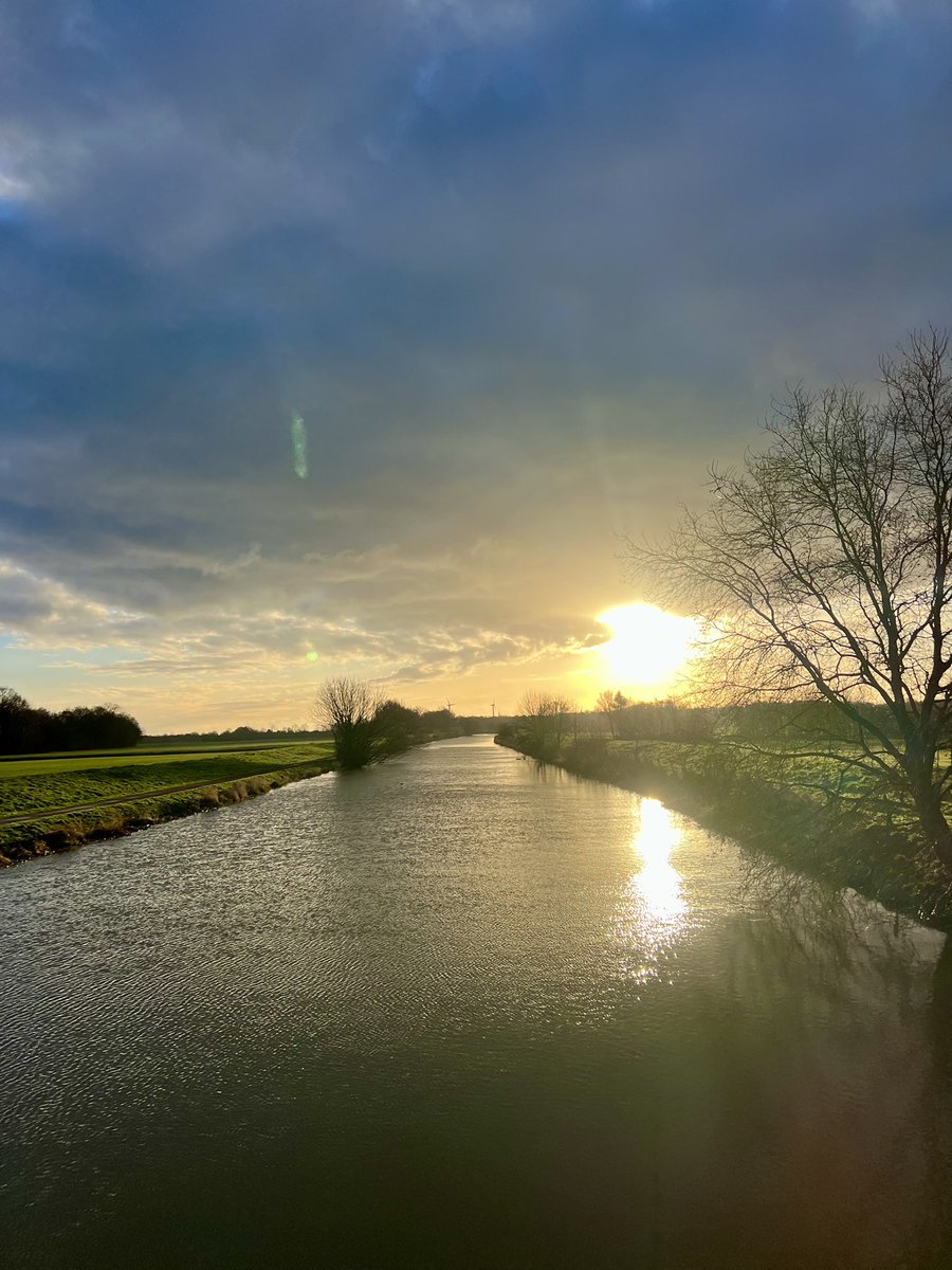 Het was 
een lekker koud ochtendje 
vanmorgen 

#ochtenderitueel #achterhoek #mooieluchten #onverwachtehoek