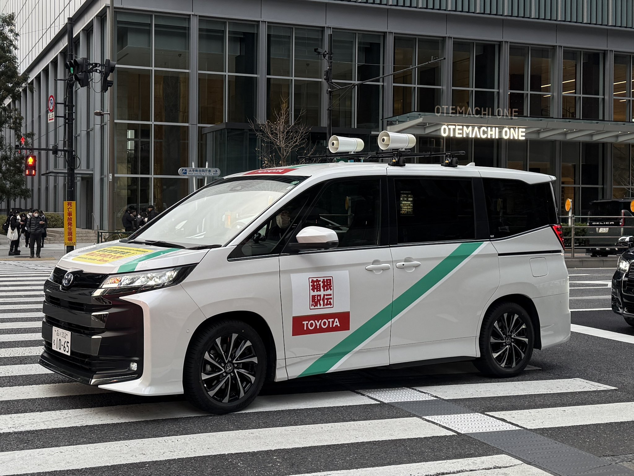 箱根駅伝セット\r
ミズノベンチコート M 黒\r
バスタオル、ハンドタオル 創価大学駅伝部 獅子奮迅2025 (創価大学駅伝部 獅子奮迅