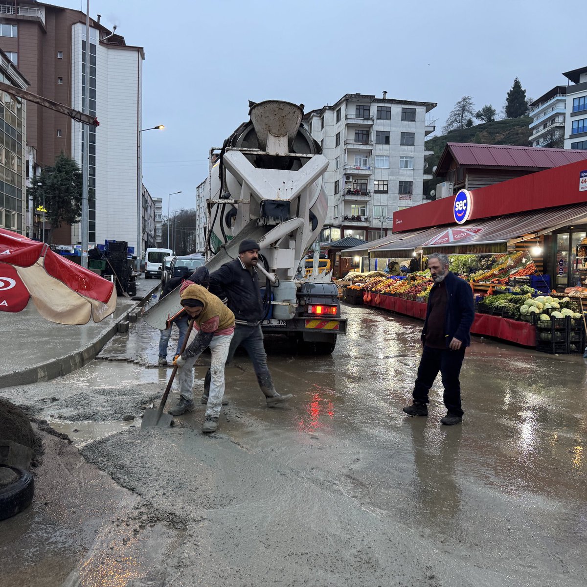 rizepazarbel's tweet photo. Belediye Başkanımız Neşet ÇAKIR’ın, Pazarlı hemşehrilerimizin  talep ve isteklerini dikkate alarak aldığı kararlardan birinin daha uygulanması için içinde Kadın, Erkek Tuvaleti ve Çocuk Bakım bölümünün de olacağı tuvaletlerin yapımı devam ediyor. https://t.co/ChpZ6GabRi