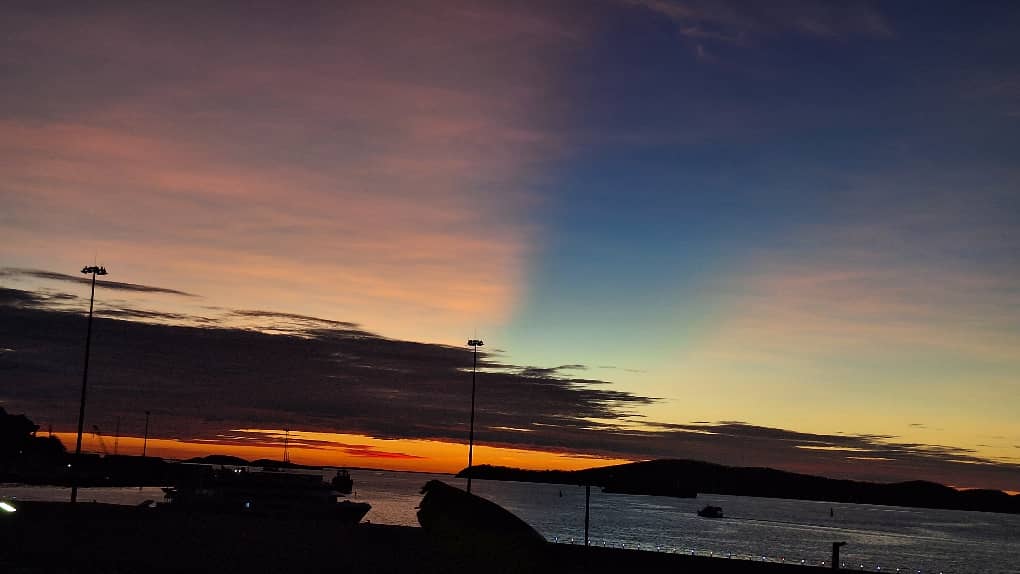 How is the sunset different colours?