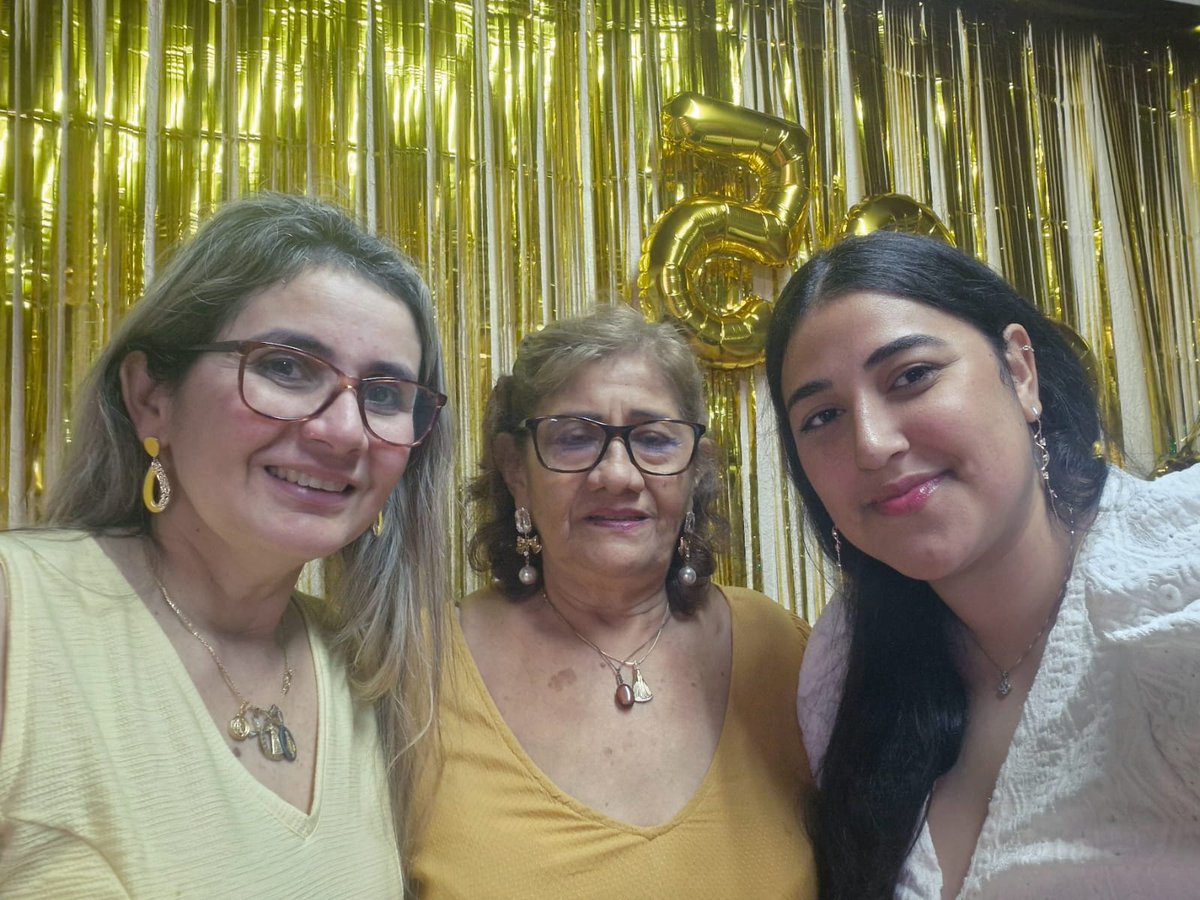 Minha filha Paula Albuquerque e neta..Ano novo de 2025 e cheio de muitas bençãos sobre todos vocês virtuais do X Y)))... Amém e salve Maria ❣️🔥🕊️😍❤️🙏🙏